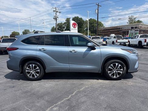 Used 2022 Toyota Highlander XLE AWD/4WD image 2