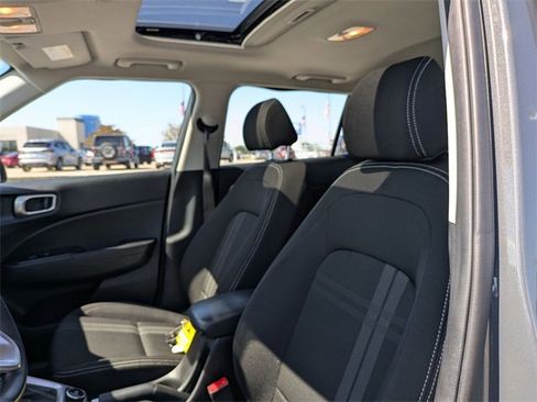 Used 2024 Hyundai Venue SEL image 14