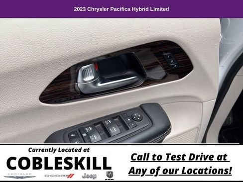 Used 2023 Chrysler Pacifica Limited image 9