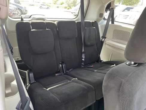 Used 2017 Dodge Grand Caravan SE w/ UConnect Hands-Free Group FWD image 15