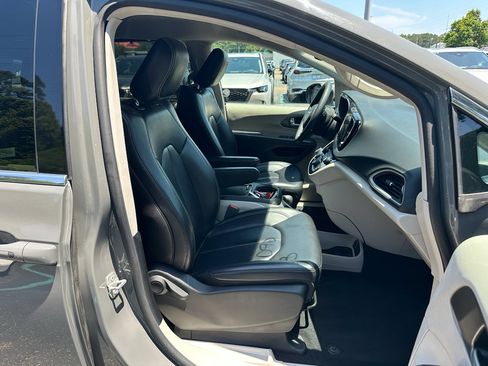 Used 2023 Chrysler Pacifica Touring-L FWD image 25