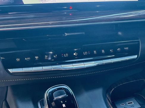 Used 2024 Cadillac Escalade Premium Luxury AWD/4WD image 16