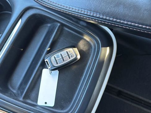 Used 2017 Chrysler Pacifica Touring-L image 38