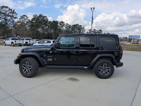 Used 2024 Jeep Wrangler Sahara image 5