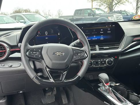 Used 2025 Chevrolet Trax RS w/ Sunroof Package FWD image 13