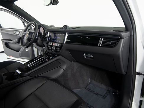 Certified 2025 Porsche Macan image 29