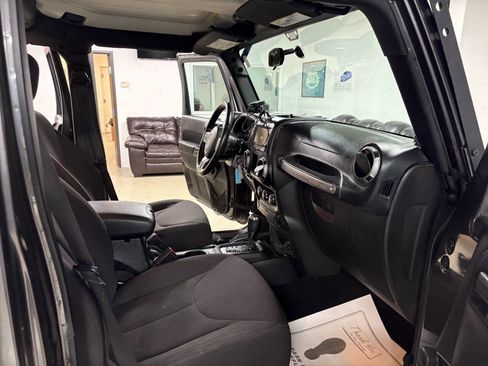 Used 2014 Jeep Wrangler Unlimited Sport w/ Connectivity Group image 17