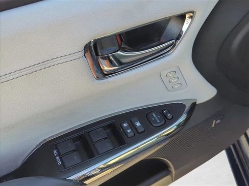 Used 2016 Toyota Avalon Limited image 11