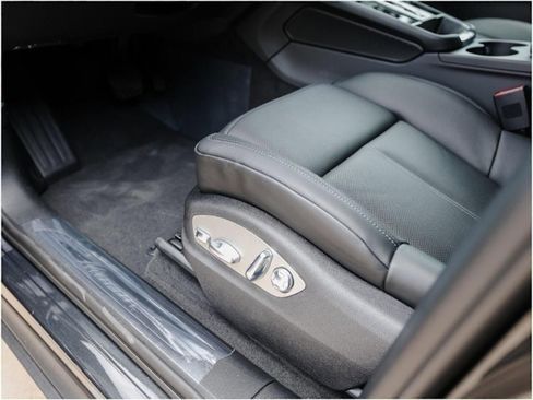 Certified 2025 Porsche Macan image 14