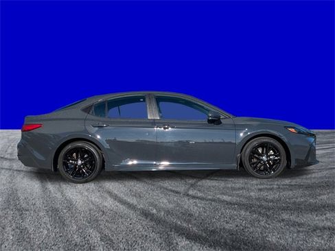 Used 2025 Toyota Camry SE image 3