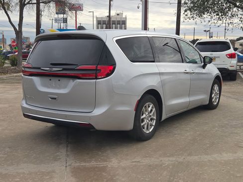 Used 2024 Chrysler Pacifica Touring-L image 3
