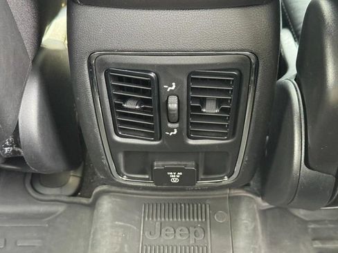 Used 2021 Jeep Grand Cherokee Laredo X AWD/4WD image 11