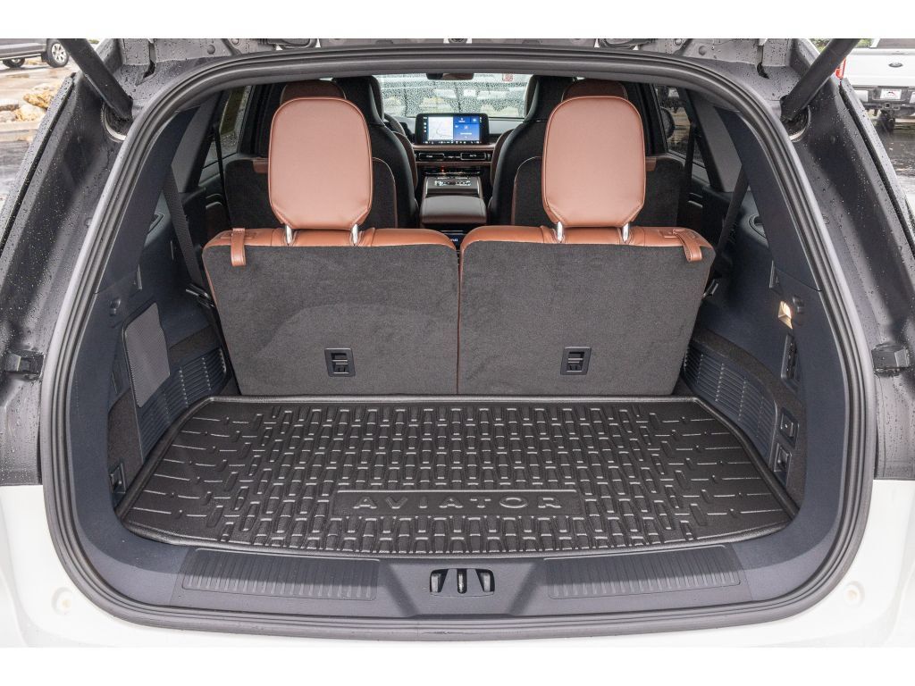 Used 2025 Lincoln Aviator Reserve w/ Equipment Group 201A AWD/4WD image 16