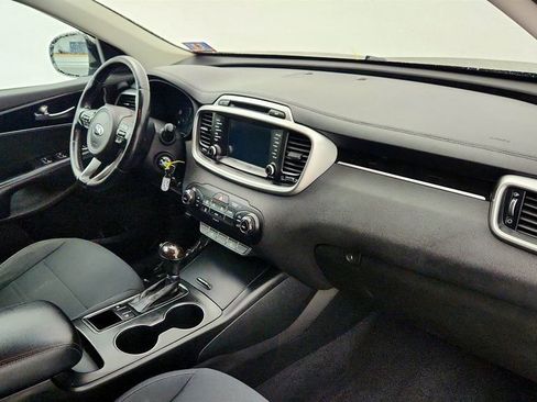 Used 2017 Kia Sorento LX w/ LX Convenience Package image 25