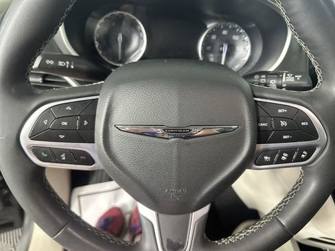 Used 2022 Chrysler Pacifica Touring-L FWD image 15