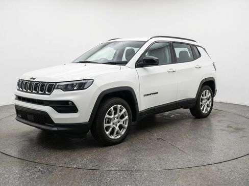 Used 2025 Jeep Compass Limited AWD/4WD image 3
