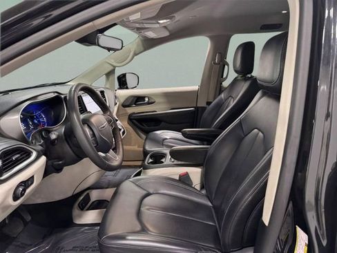 Used 2024 Chrysler Pacifica Limited FWD image 8