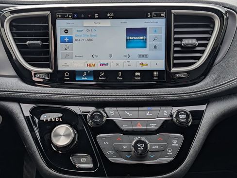 New 2026 Chrysler Pacifica Select FWD image 9