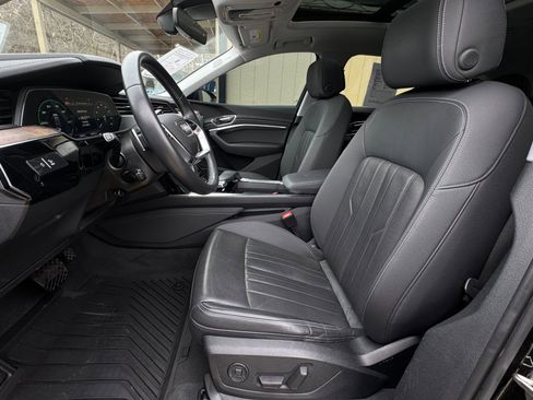 Used 2019 Audi e-tron Premium Plus image 9