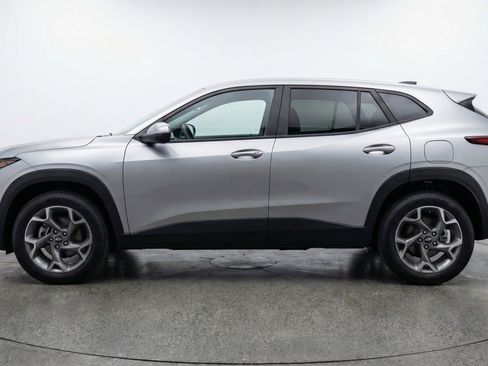 Used 2025 Chevrolet Trax LT w/ LT Convenience Package image 5