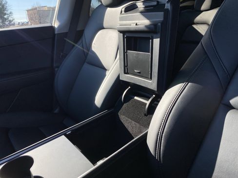 Used 2022 Tesla Model Y Long Range image 33