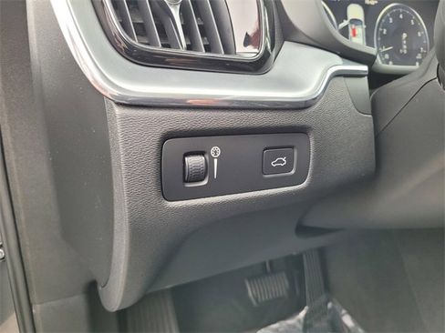 Used 2018 Volvo XC60 T6 Momentum w/ Convenience Package image 12