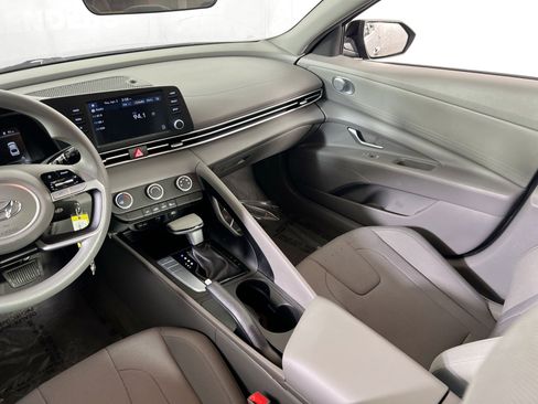 Used 2023 Hyundai Elantra SE w/ Preferred Accessory Package image 21