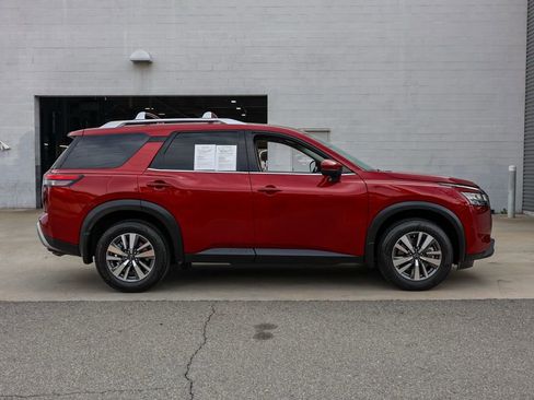 Used 2024 Nissan Pathfinder SL w/ Black Appearance Package image 3