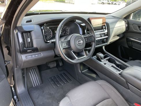 Used 2025 Nissan Pathfinder SV FWD image 13