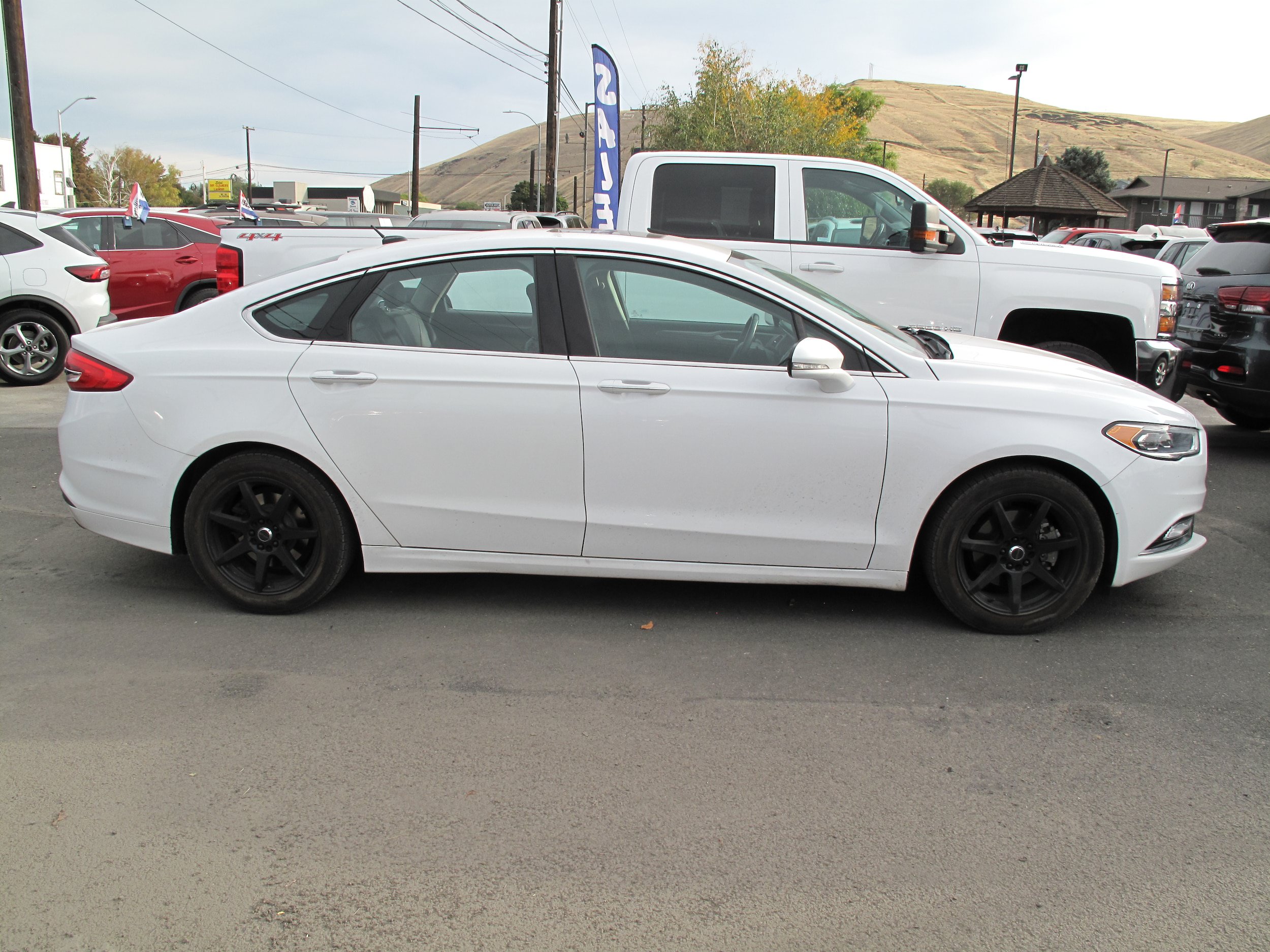 Used 2017 Ford Fusion SE FWD image 2