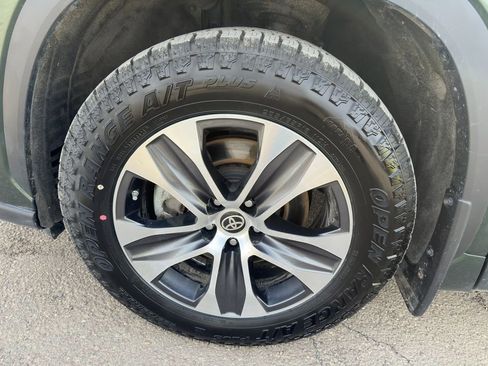 Used 2023 Toyota Highlander XLE image 24