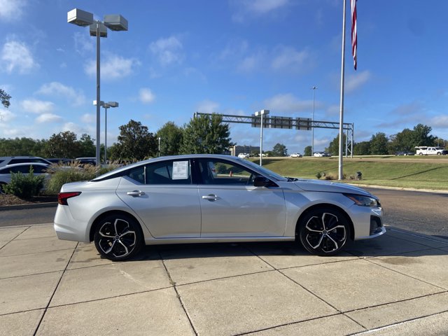 Used 2025 Nissan Altima 2.5 SR FWD image 13