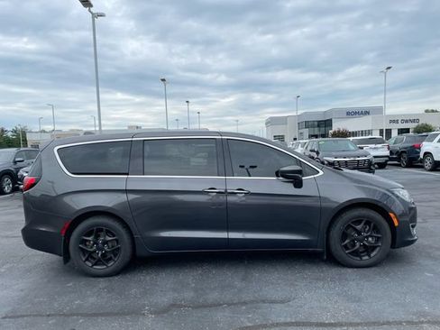 Used 2018 Chrysler Pacifica Touring Plus w/ Tire & Wheel Group FWD image 6