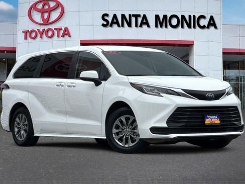 Used 2023 Toyota Sienna LE image 1