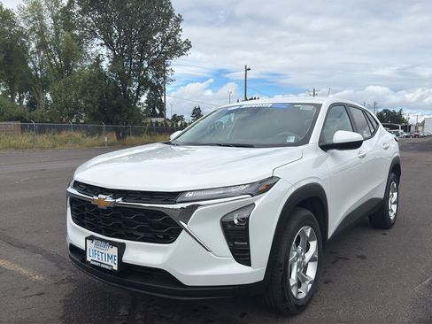 New 2026 Chevrolet Trax LS w/ LS Convenience Package FWD image 4