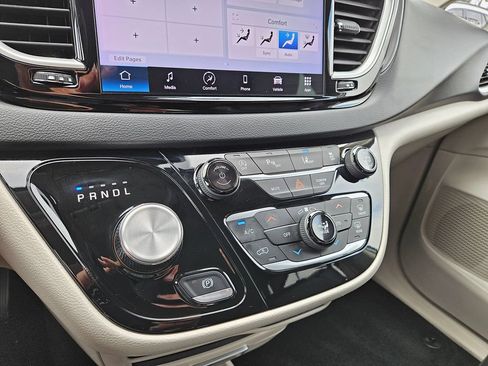 Used 2023 Chrysler Pacifica Touring-L FWD image 28