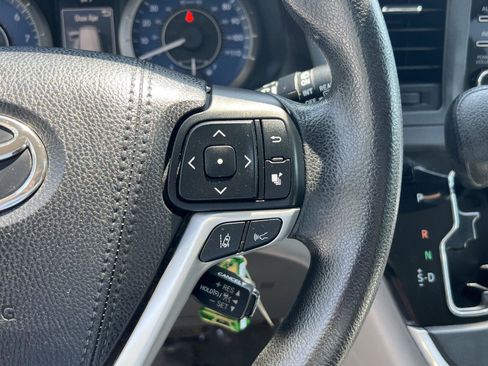 Used 2018 Toyota Sienna LE w/ Carpet Mat Package FWD image 31