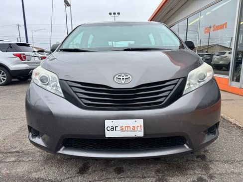 Used 2014 Toyota Sienna L FWD image 2