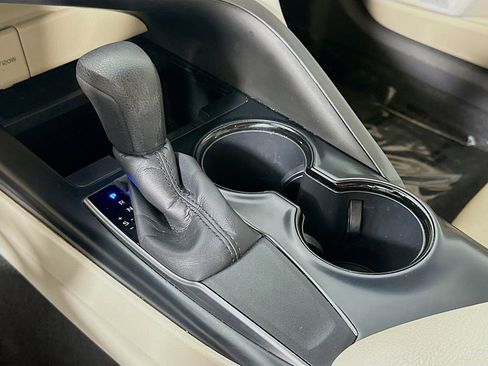 Used 2018 Toyota Camry LE image 19