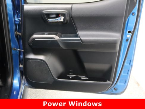 Used 2018 Toyota Tacoma TRD Sport w/ Technology Package image 32