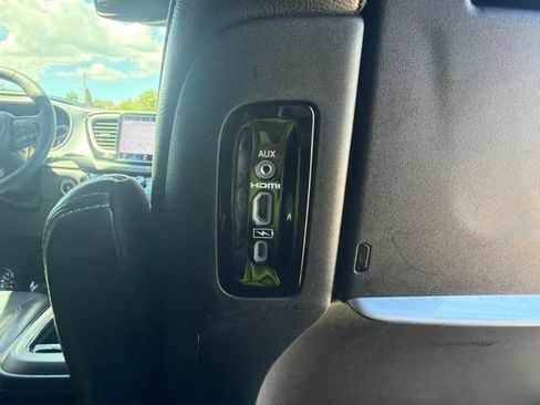 Used 2022 Chrysler Pacifica Touring-L w/ Uconnect Theater Family Group FWD image 15