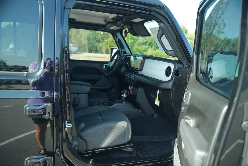 New 2026 Jeep Gladiator Sport AWD/4WD image 16