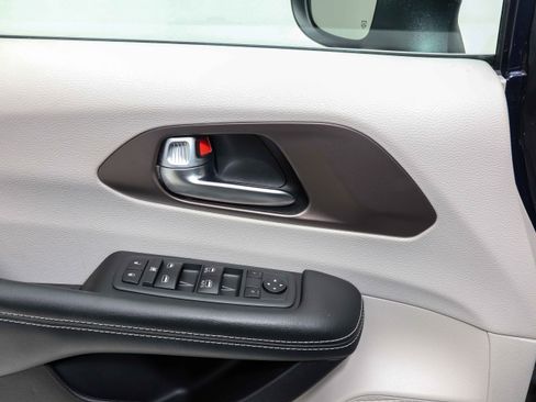 Used 2020 Chrysler Voyager LX image 27