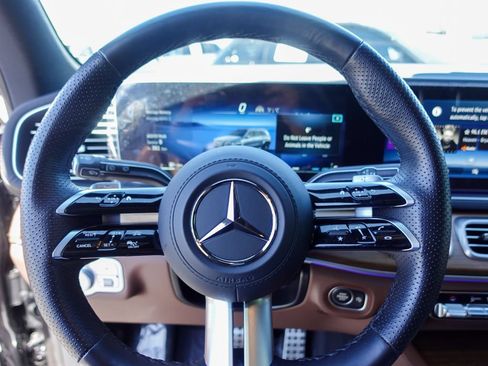 Used 2024 Mercedes-Benz GLS 450 4MATIC image 12