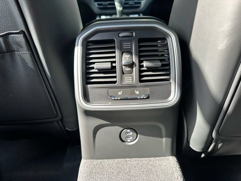 Used 2026 Porsche Macan AWD/4WD image 38
