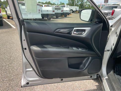 Used 2019 Nissan Pathfinder SV AWD/4WD image 10