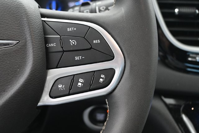 Used 2025 Chrysler Pacifica Select FWD image 33