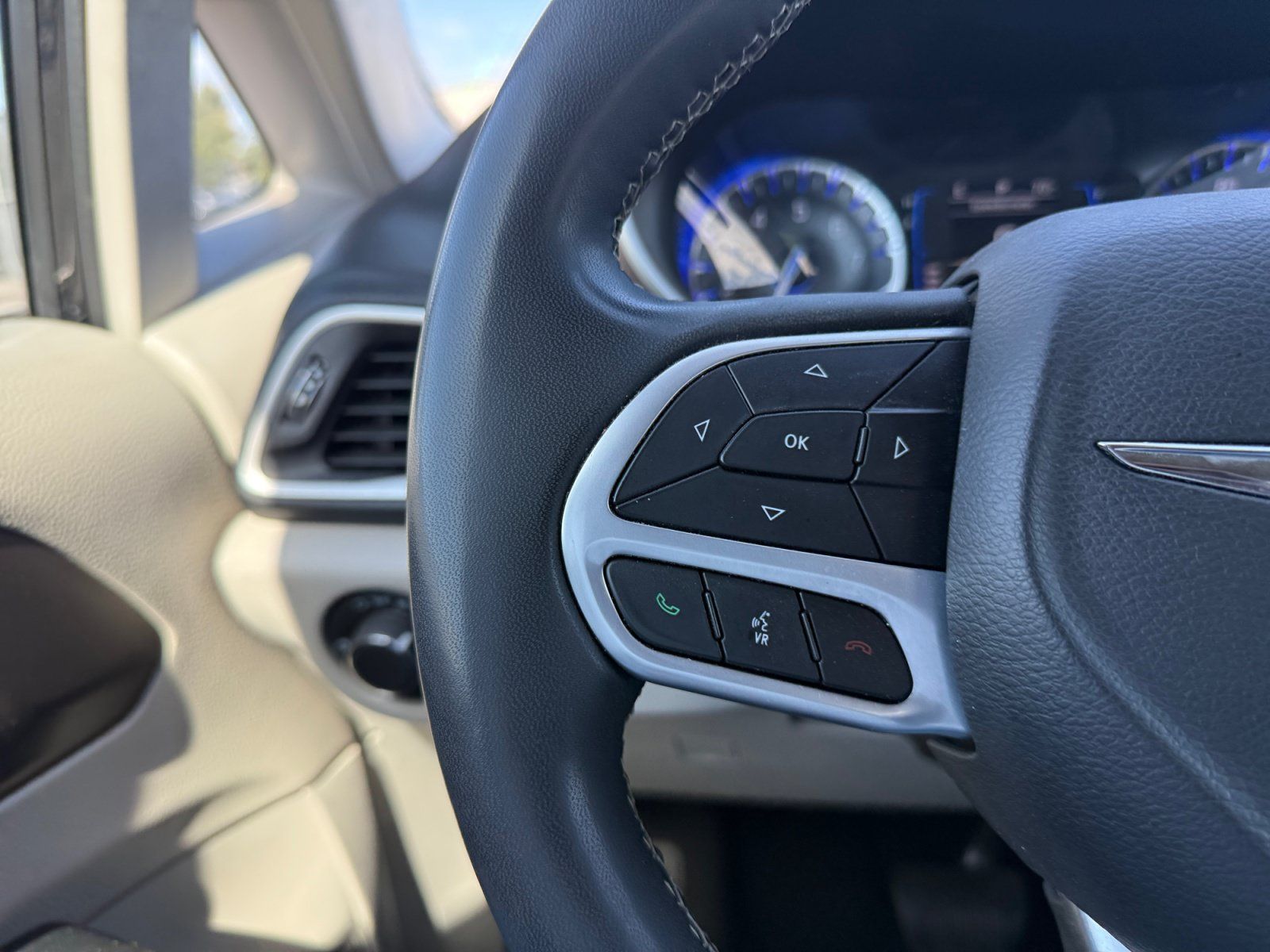 Used 2022 Chrysler Voyager LX FWD image 18
