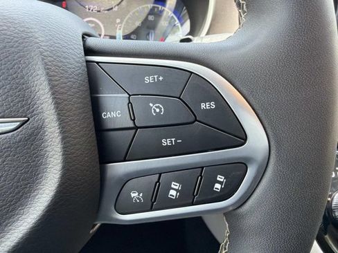 Used 2024 Chrysler Pacifica Touring-L FWD image 23