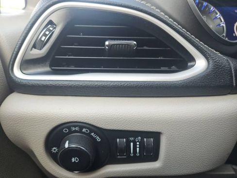 Used 2024 Chrysler Pacifica Touring-L FWD image 20